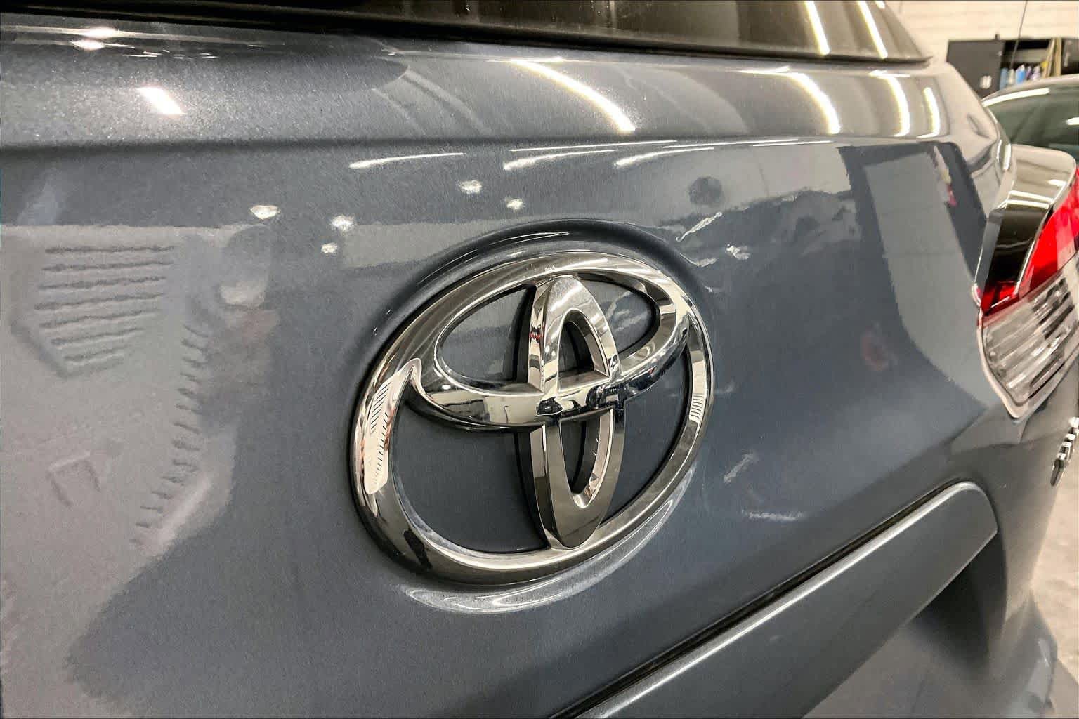 Used 2024 Toyota Corolla Cross XLE w/ Convenience Package FWD image 30