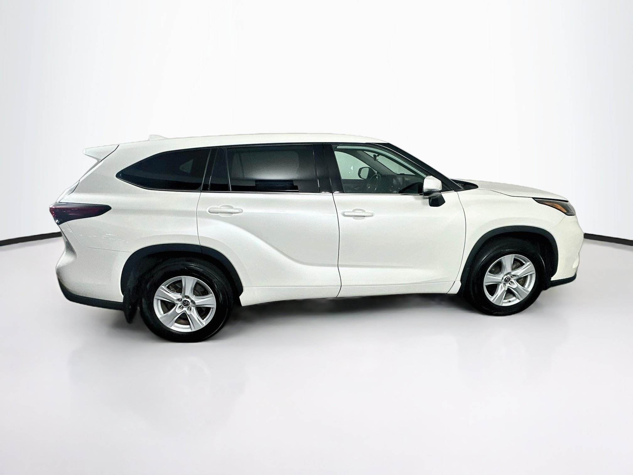 Used 2021 Toyota Highlander LE AWD/4WD image 10
