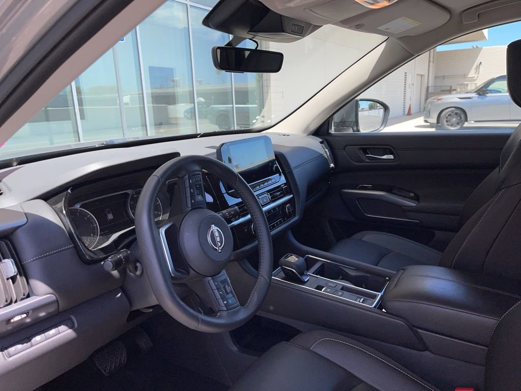 Used 2025 Nissan Pathfinder SL w/ Black Appearance Package FWD image 4