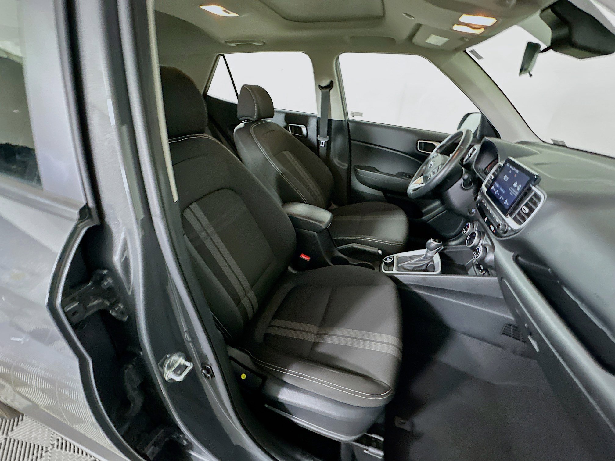 Used 2024 Hyundai Venue SEL image 30