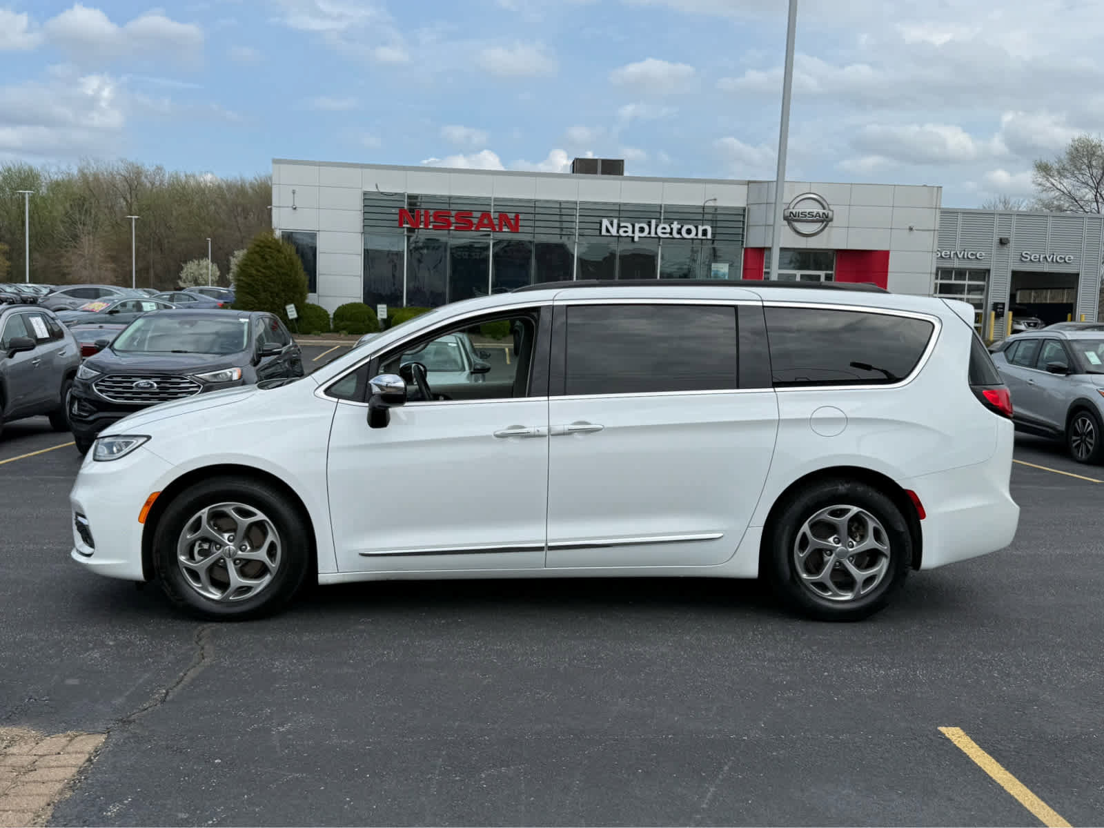 Used 2023 Chrysler Pacifica Limited FWD image 4