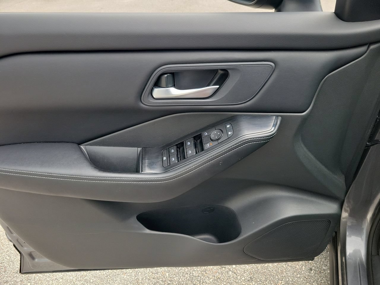 Used 2025 Nissan Rogue SV FWD image 13