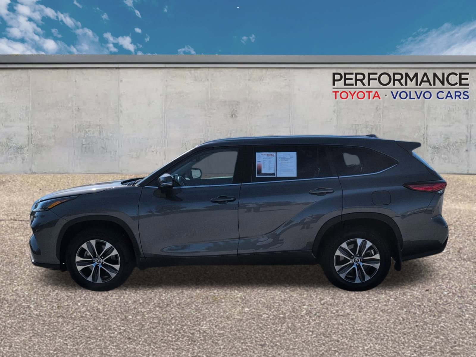 Certified 2023 Toyota Highlander XLE image 1