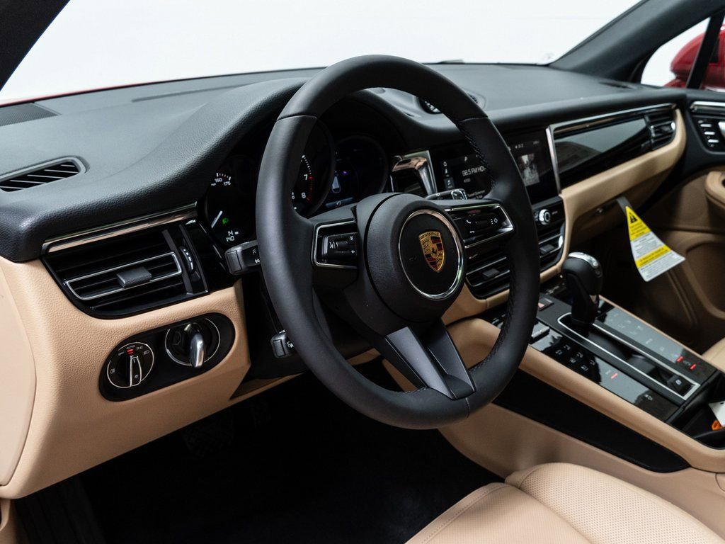Used 2025 Porsche Macan image 4