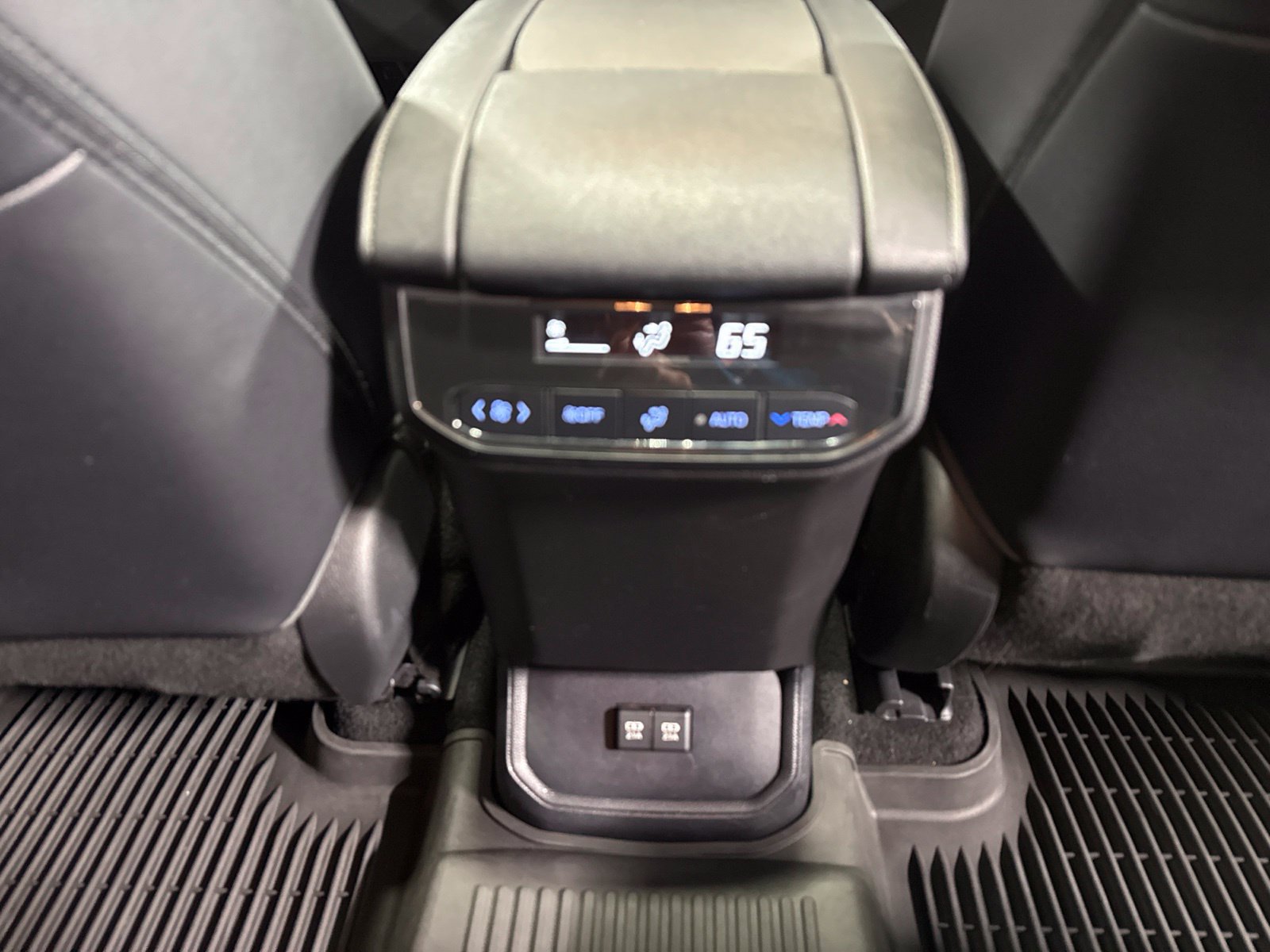 Used 2020 Toyota Highlander XLE AWD/4WD image 19