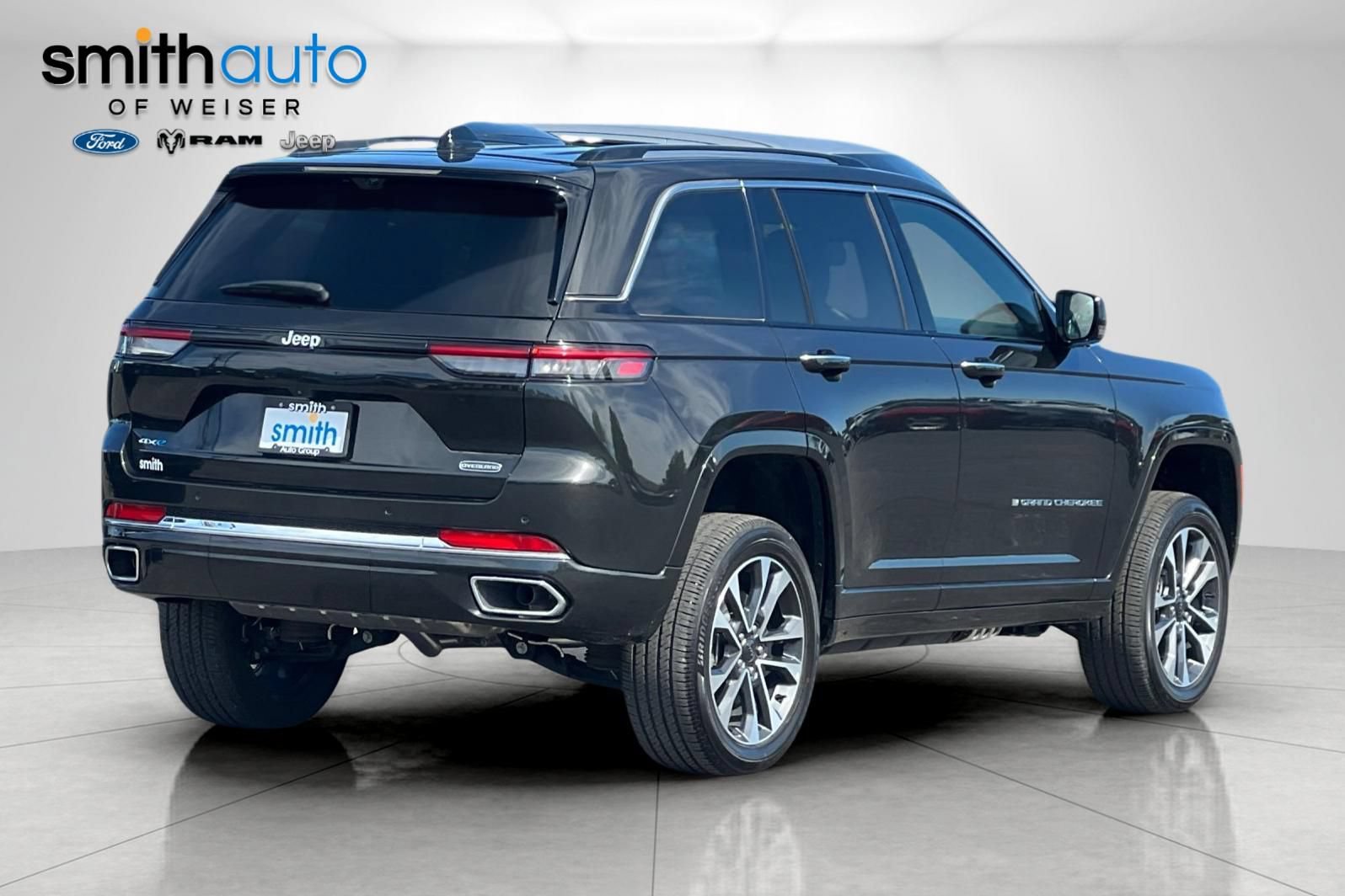 Used 2024 Jeep Grand Cherokee Overland w/ Luxury Tech Group IV AWD/4WD image 4