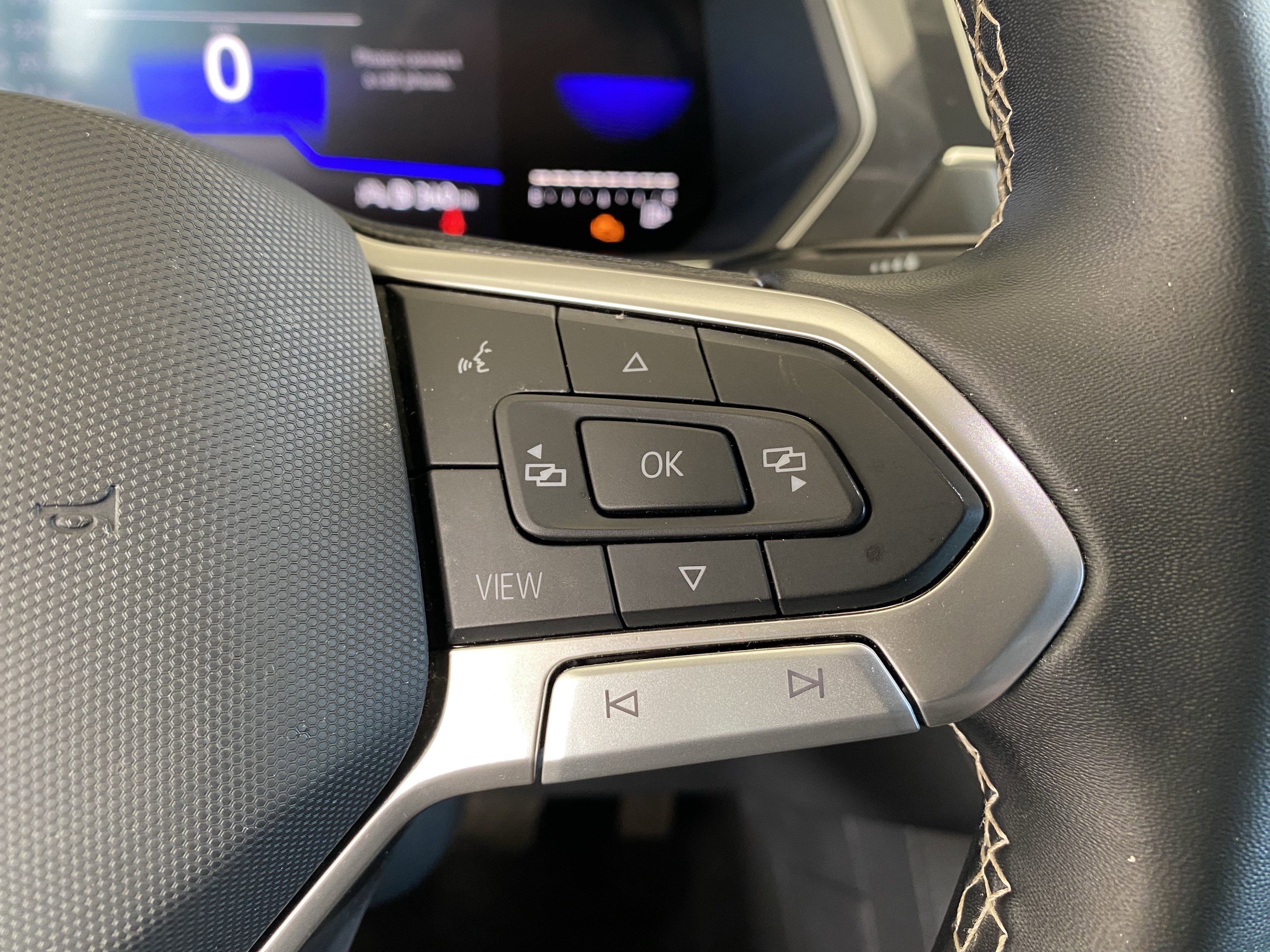 Used 2022 Volkswagen Tiguan SE w/ Panoramic Sunroof Package FWD image 38