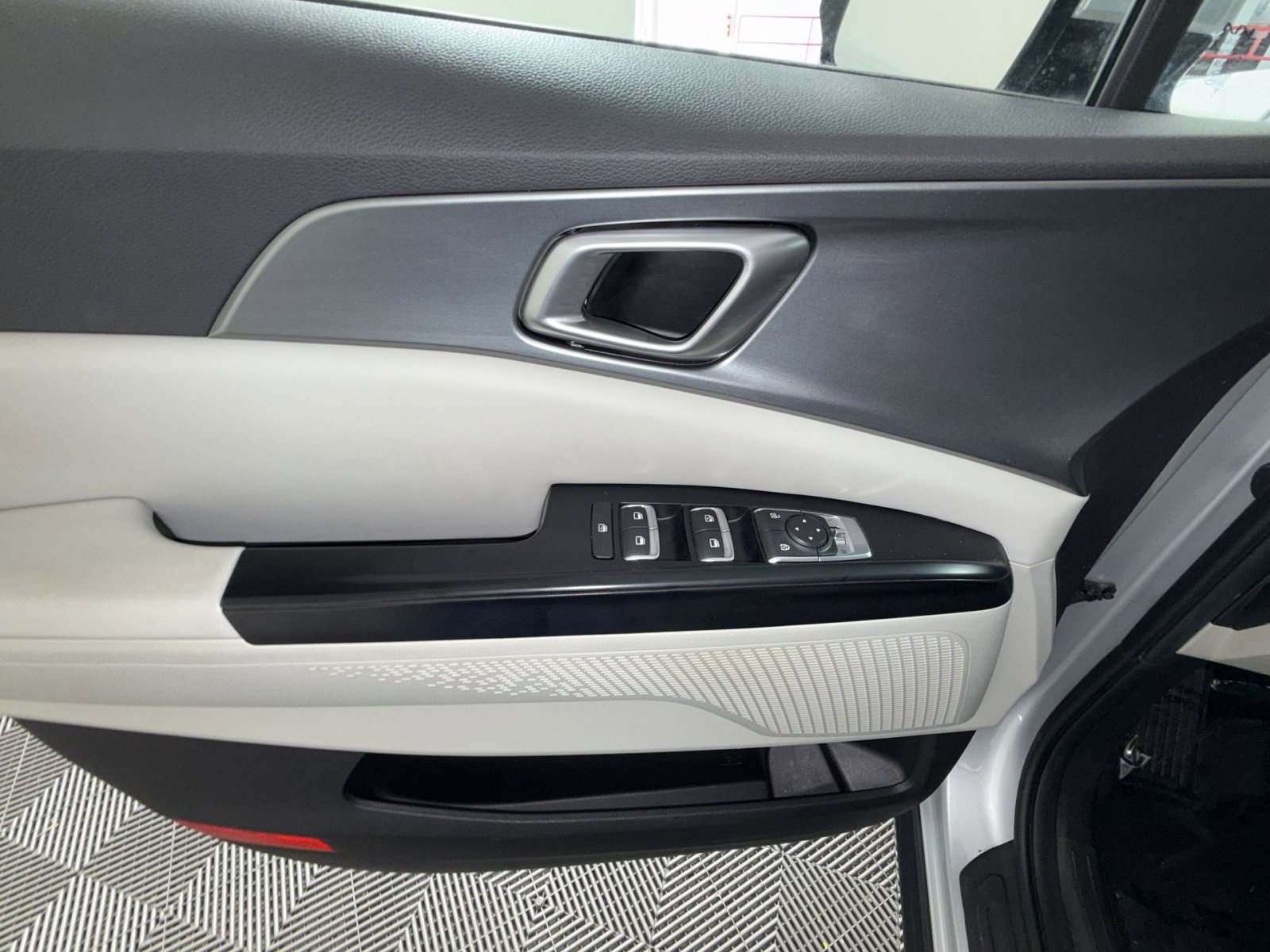 Used 2023 Kia Carnival LX image 15