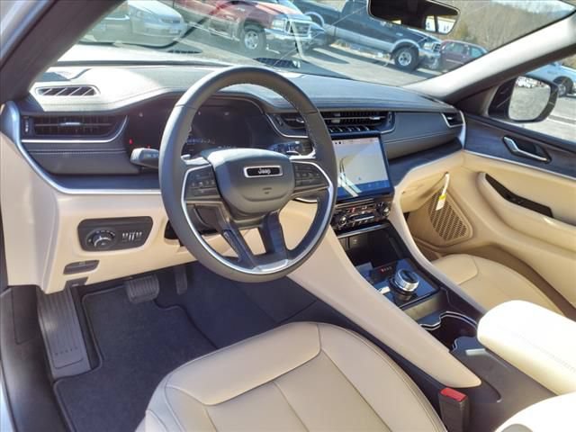 New 2025 Jeep Grand Cherokee L Limited w/ Black Appearance Package AWD/4WD image 9