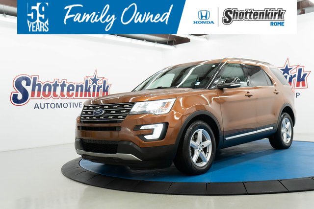 Used 2017 Ford Explorer XLT image 1