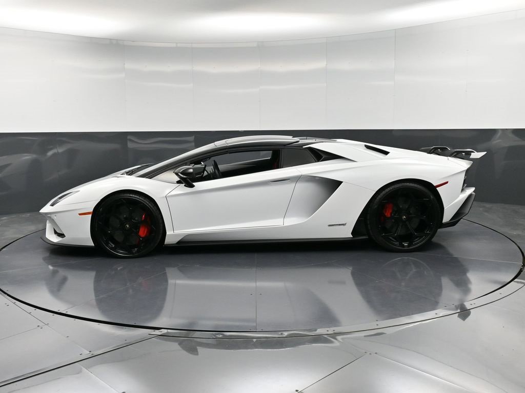 Used 2019 Lamborghini Aventador S image 2