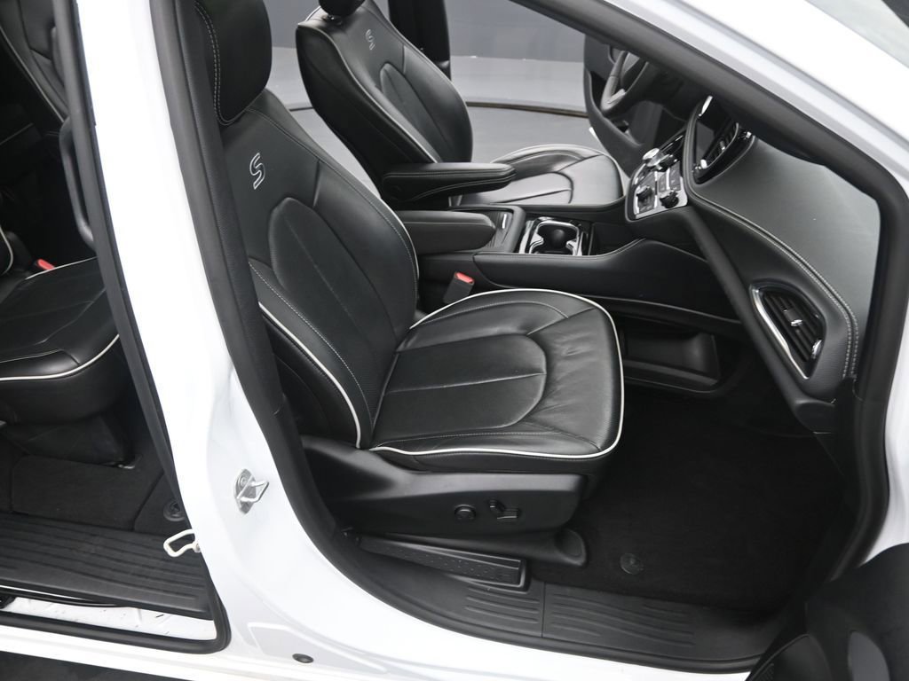 Used 2025 Chrysler Pacifica Limited image 19