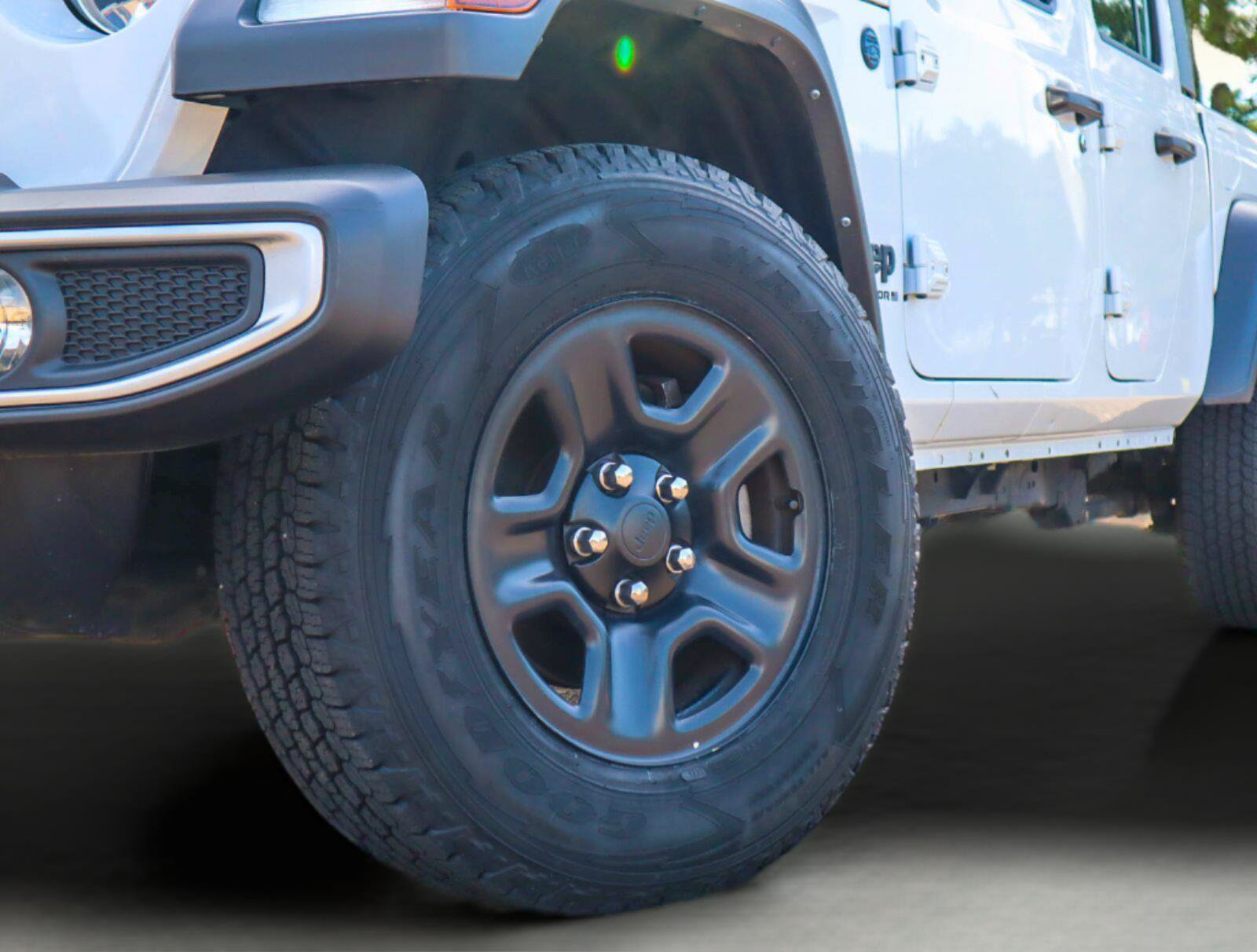 Used 2023 Jeep Gladiator Sport AWD/4WD image 2