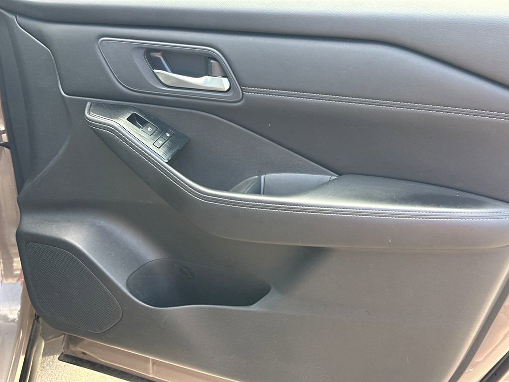 Used 2024 Nissan Rogue SV w/ SV Premium Package image 13