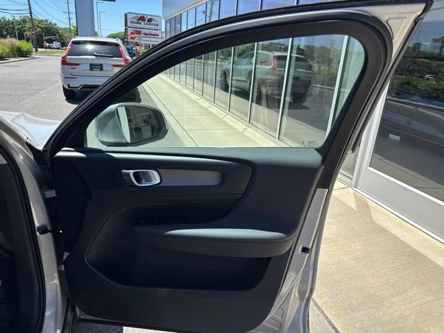 Certified 2025 Volvo XC40 B5 Core AWD/4WD image 14