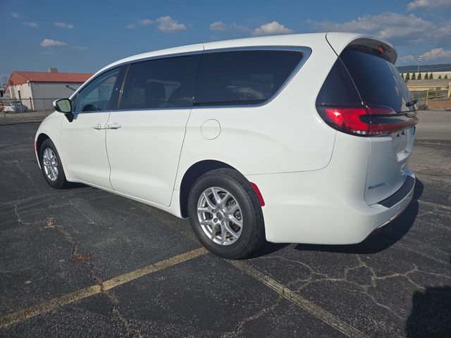 Used 2023 Chrysler Pacifica Touring-L FWD image 6