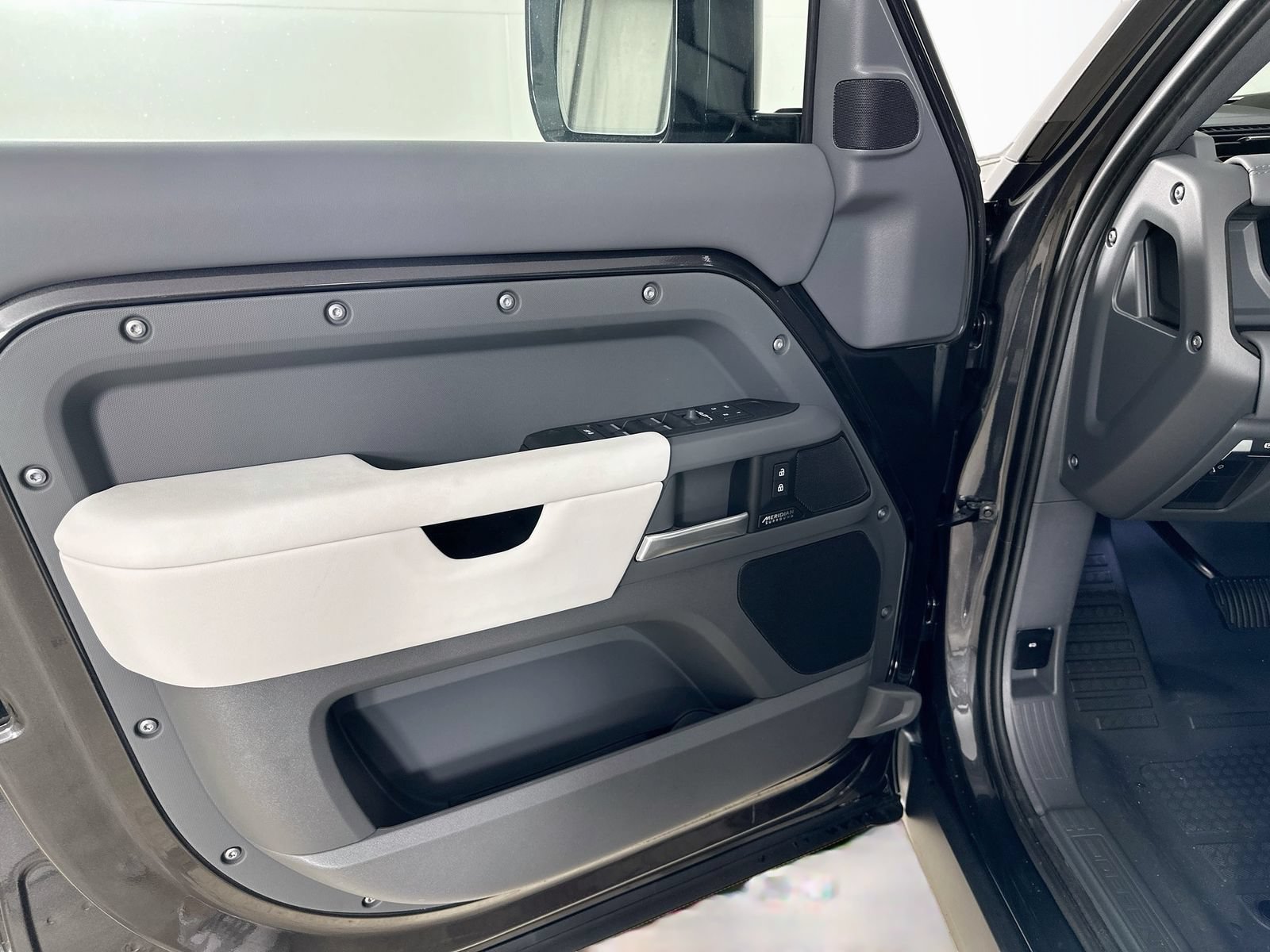 New 2026 Land Rover Defender 130 X-Dynamic SE AWD/4WD image 16