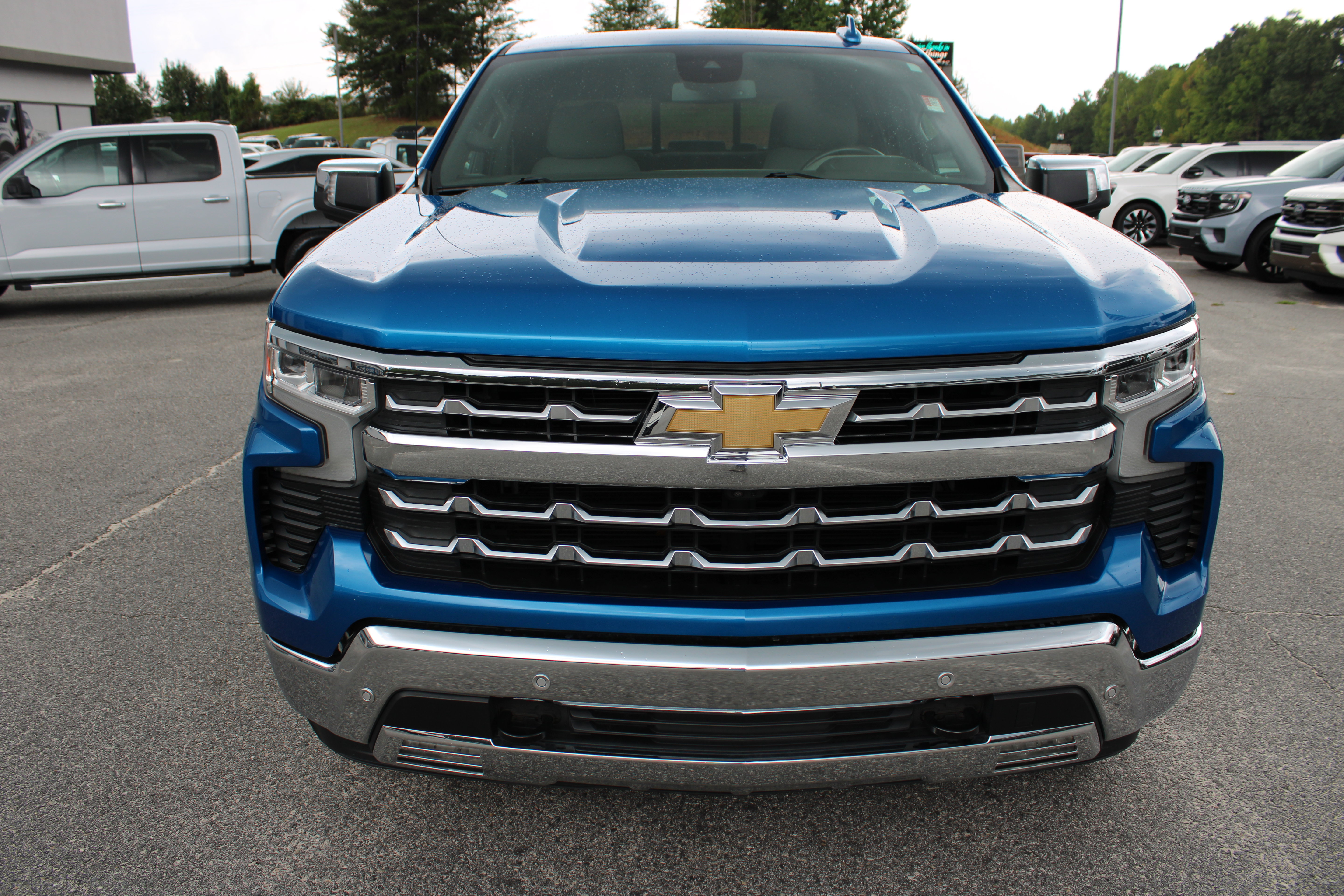 Used 2022 Chevrolet Silverado 1500 LTZ AWD/4WD image 3