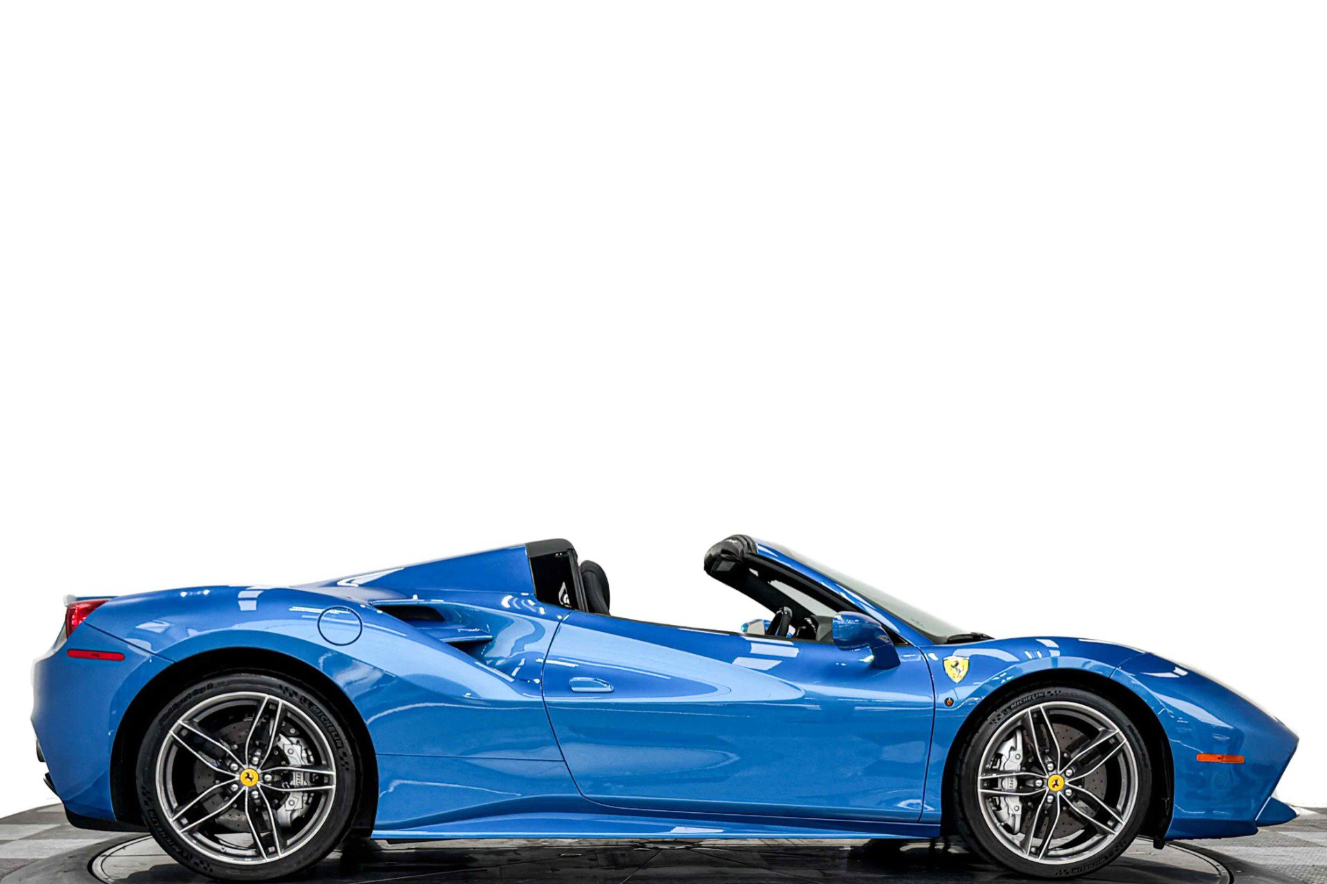 Used 2018 Ferrari 488 Spider RWD image 2