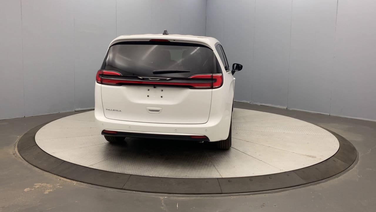 New 2027 Chrysler Pacifica Select FWD image 4
