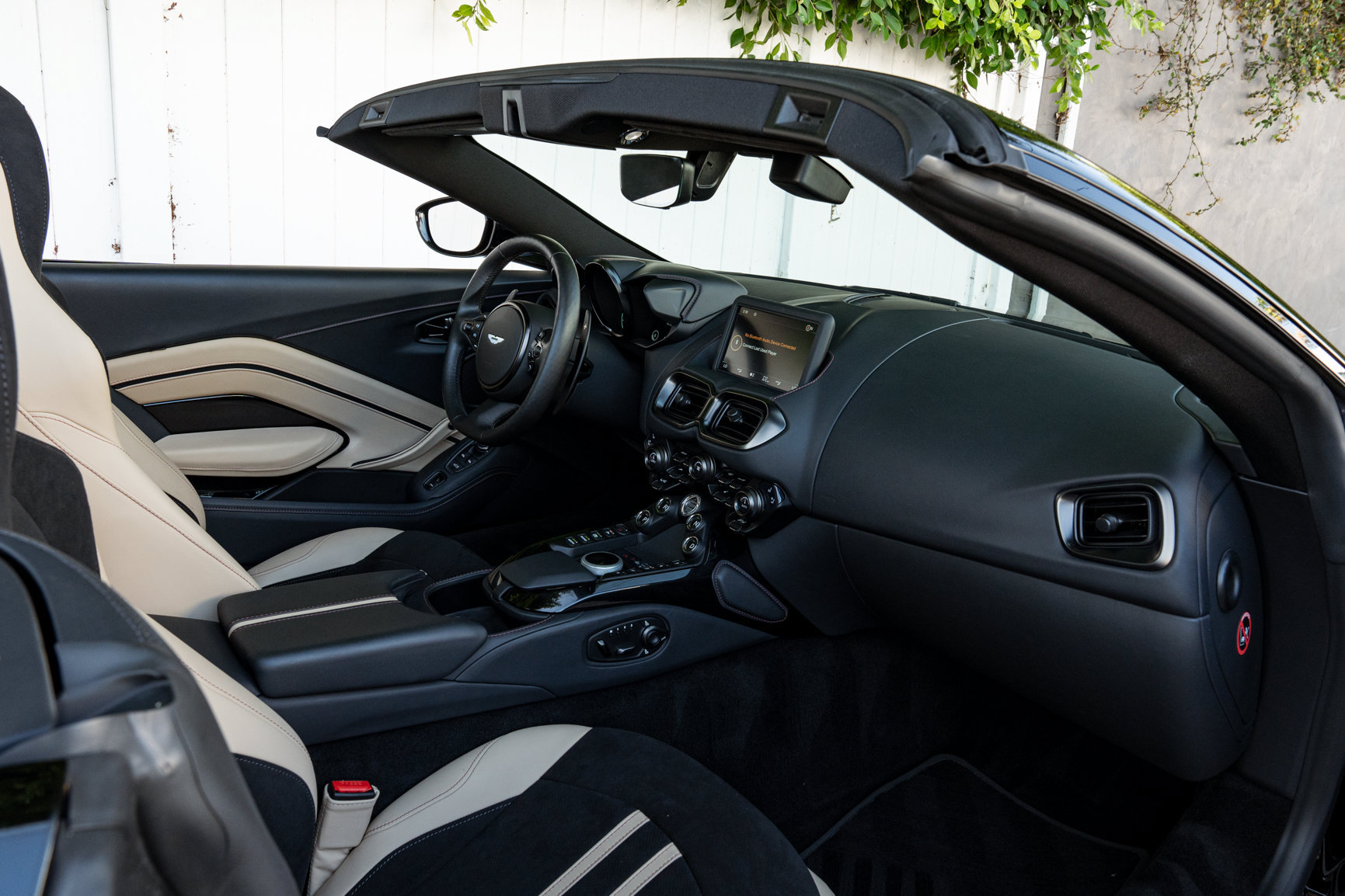 Used 2023 Aston Martin V8 Vantage Roadster RWD image 31