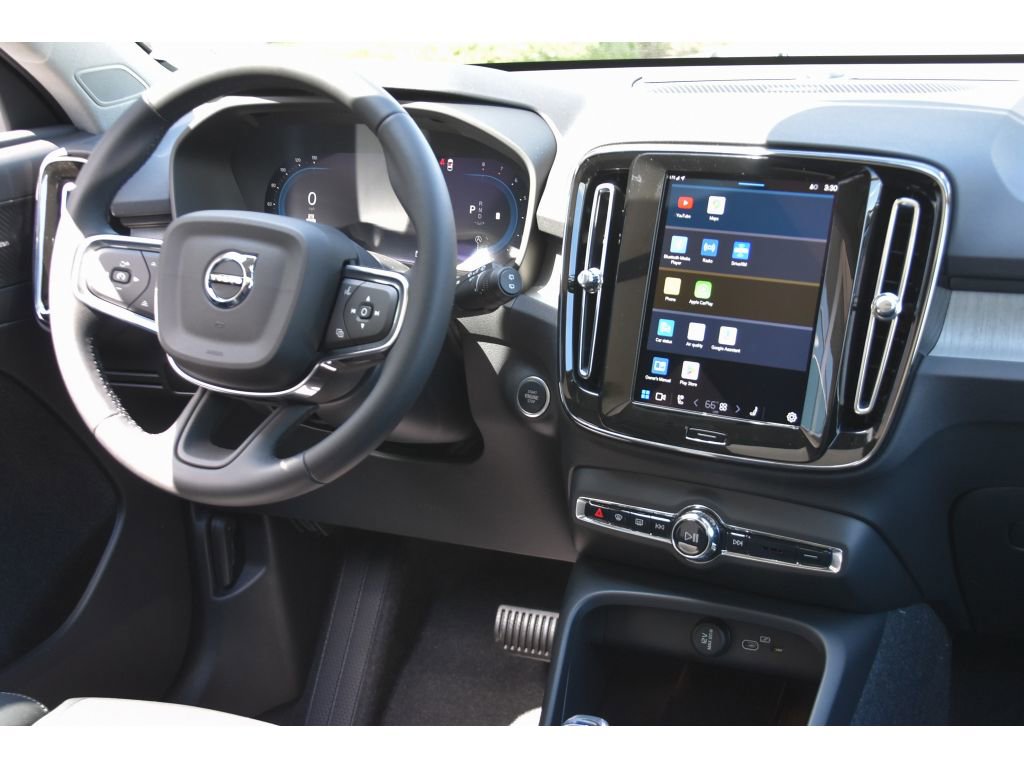 Certified 2025 Volvo XC40 B5 Ultra w/ Protection Package Premier image 17