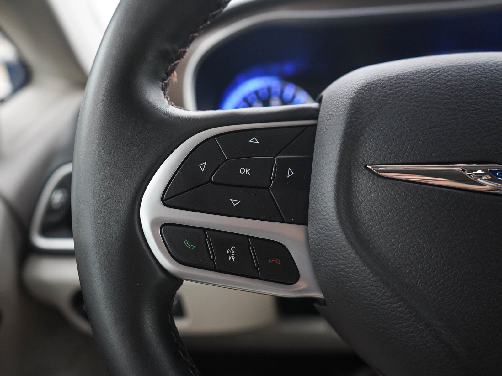 Used 2018 Chrysler Pacifica Touring-L FWD image 27