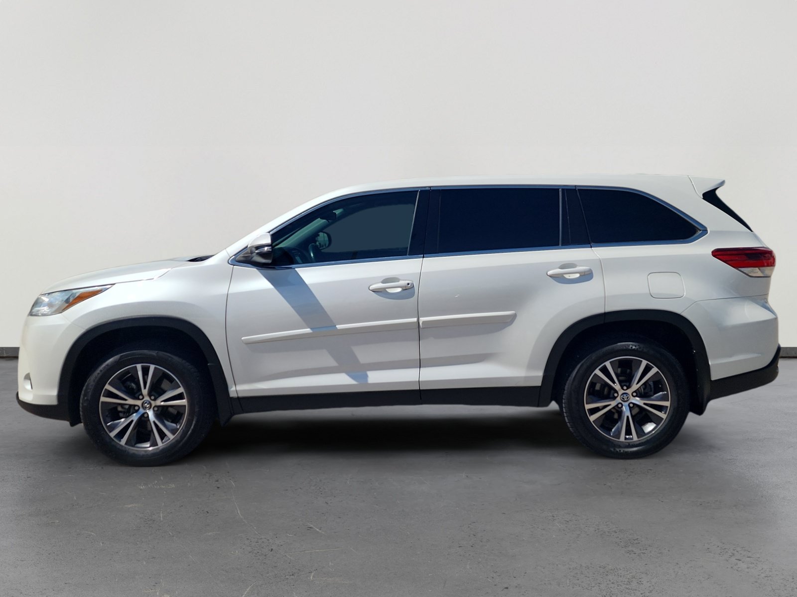 Used 2019 Toyota Highlander Plus AWD/4WD image 2