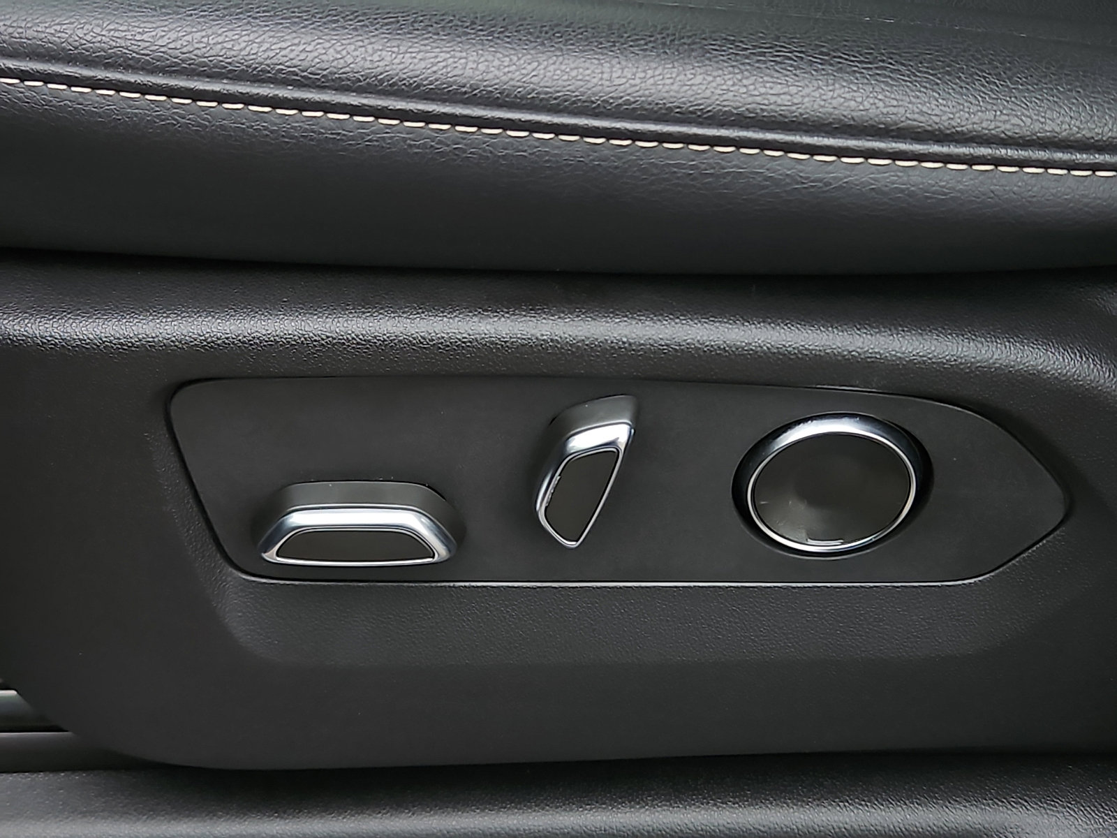 Certified 2025 Cadillac Escalade Luxury image 26