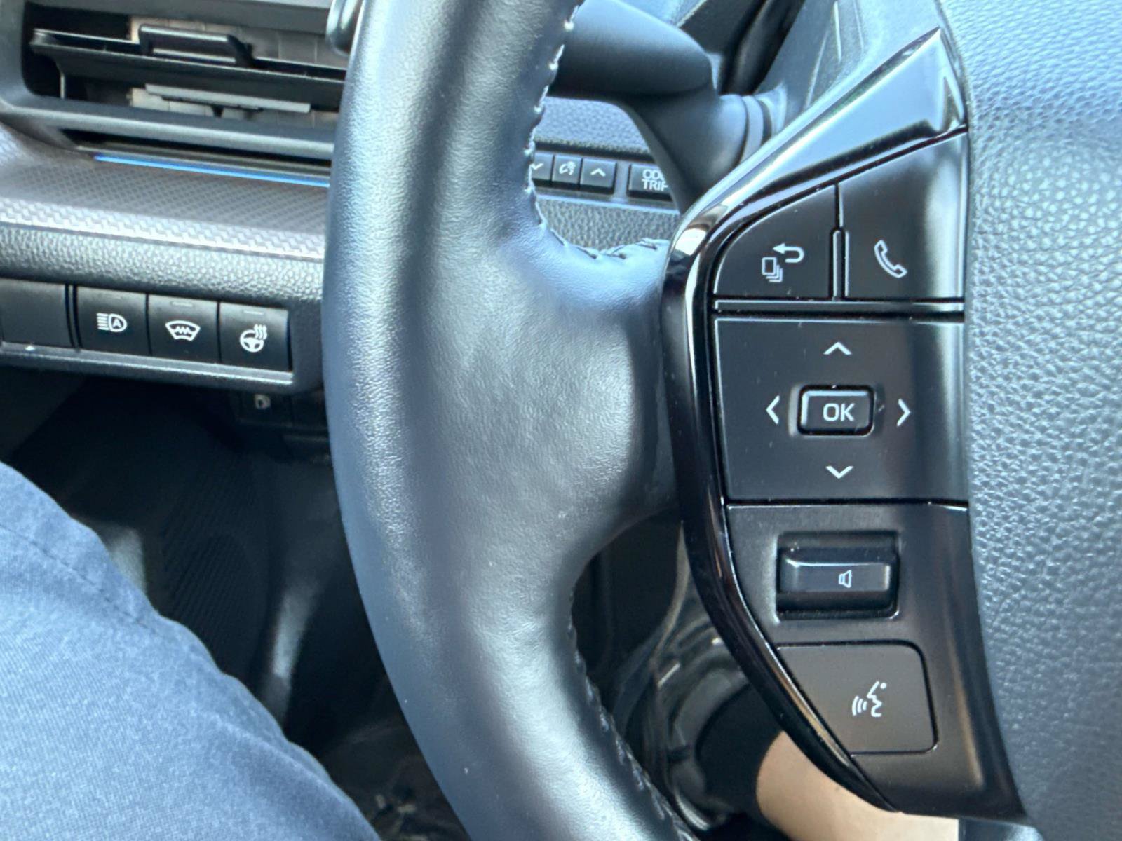 Used 2025 Toyota Prius XLE FWD image 24