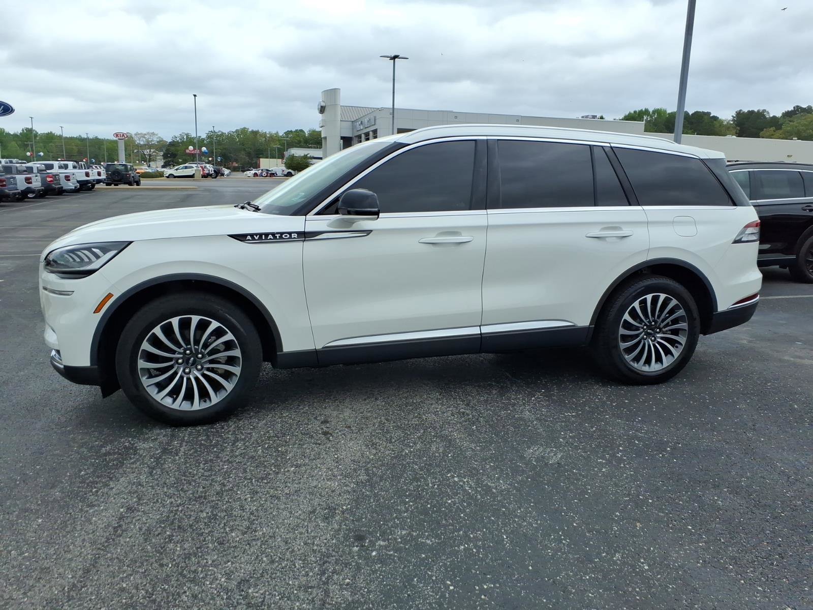 Used 2023 Lincoln Aviator AWD w/ Premium Package image 3