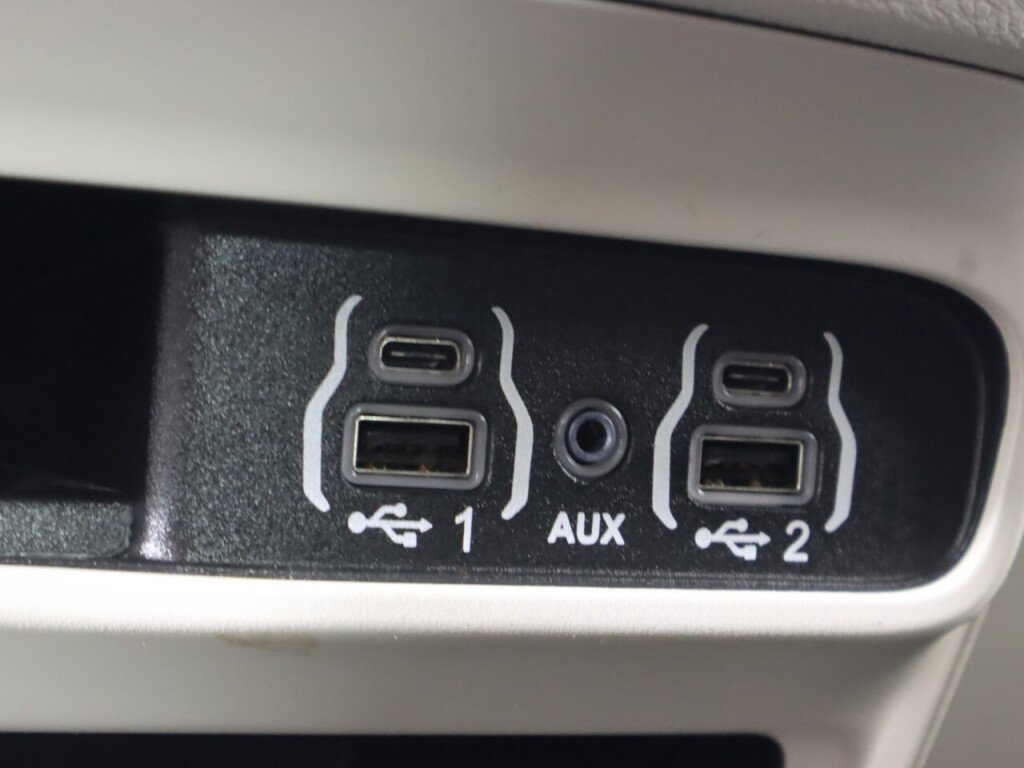 Used 2022 Chrysler Voyager LX image 25