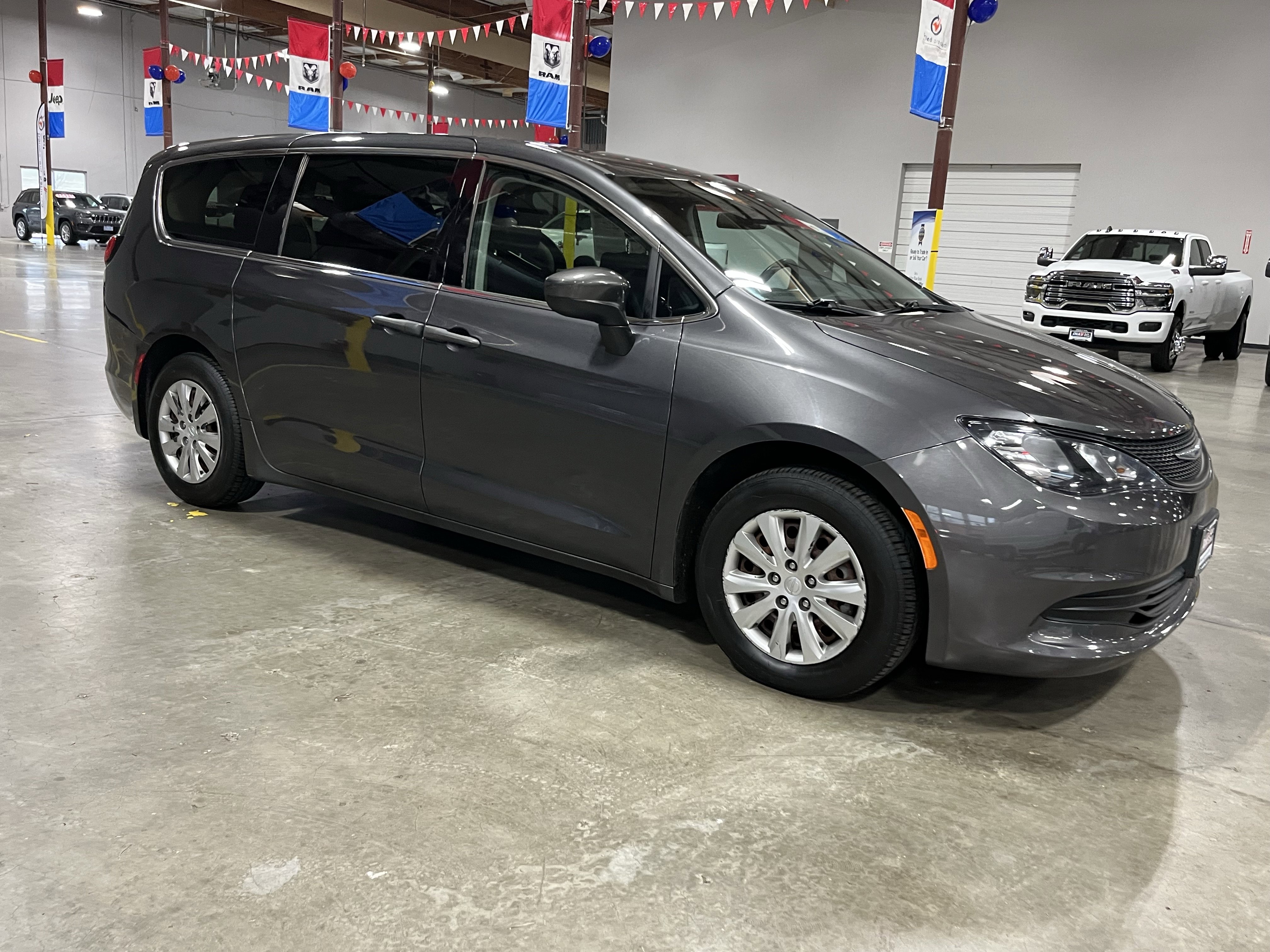 Used 2020 Chrysler Voyager L image 7