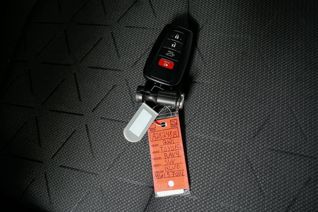 Used 2021 Toyota RAV4 XLE w/ Convenience Package image 24