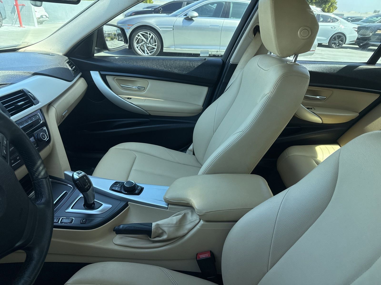Used 2017 BMW 320i Sedan RWD image 5