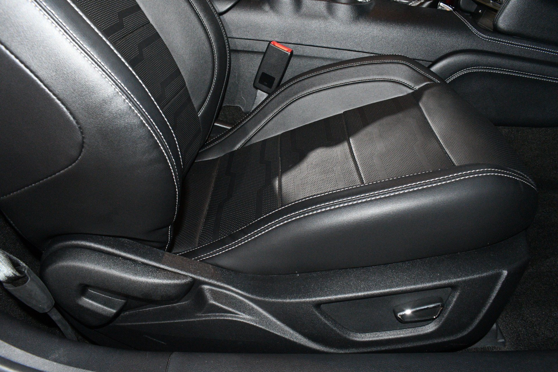 Used 2018 Ford Mustang Premium w/ Equipment Group 201A RWD image 14