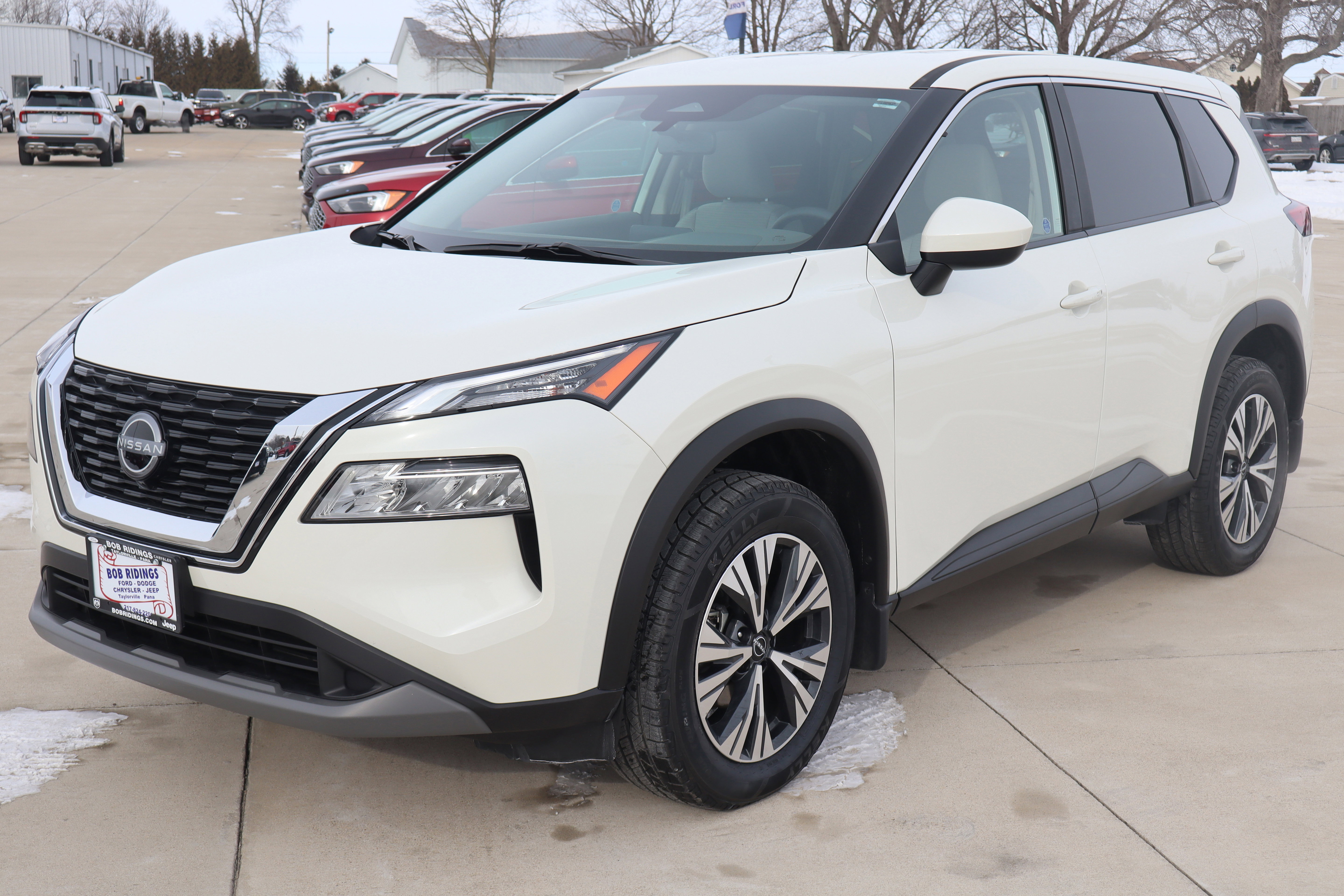 Used 2023 Nissan Rogue SV image 2