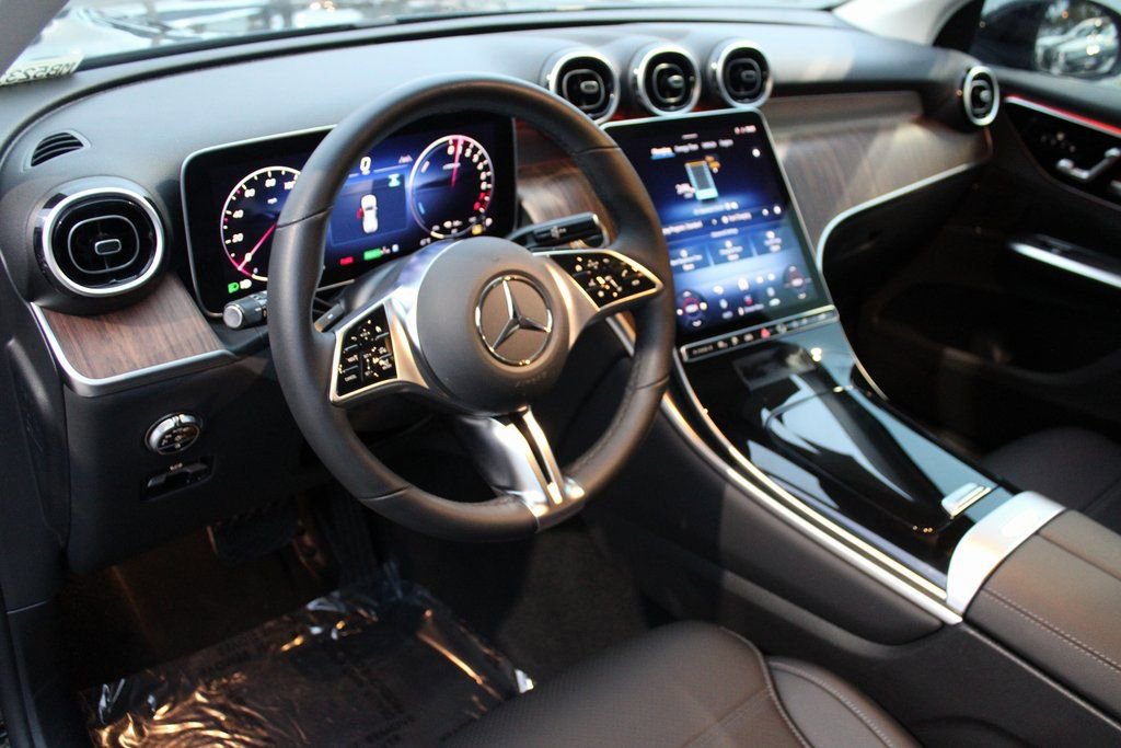 Used 2025 Mercedes-Benz GLC 350e 4MATIC image 4