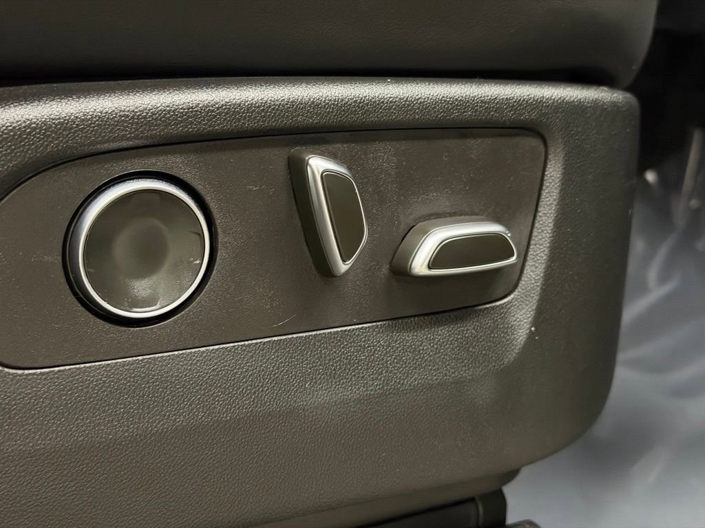Used 2024 Cadillac Escalade ESV Premium Luxury image 28