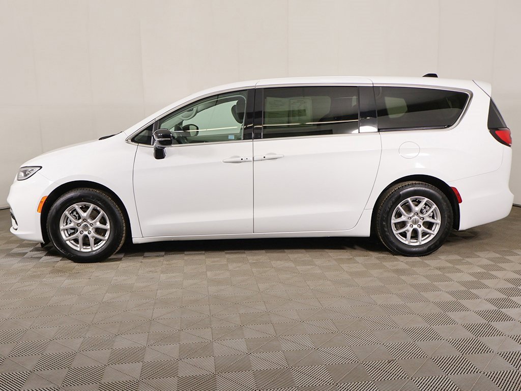 Used 2024 Chrysler Pacifica Touring-L image 18