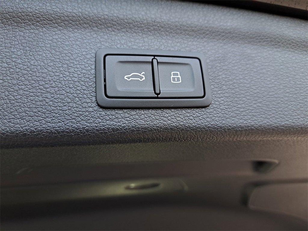 New 2025 Audi Q3 2.0T Premium image 32