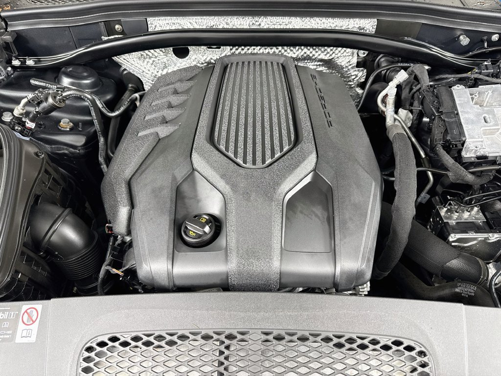 Certified 2025 Porsche Macan Turbo w/ Premium Package Plus AWD/4WD image 32