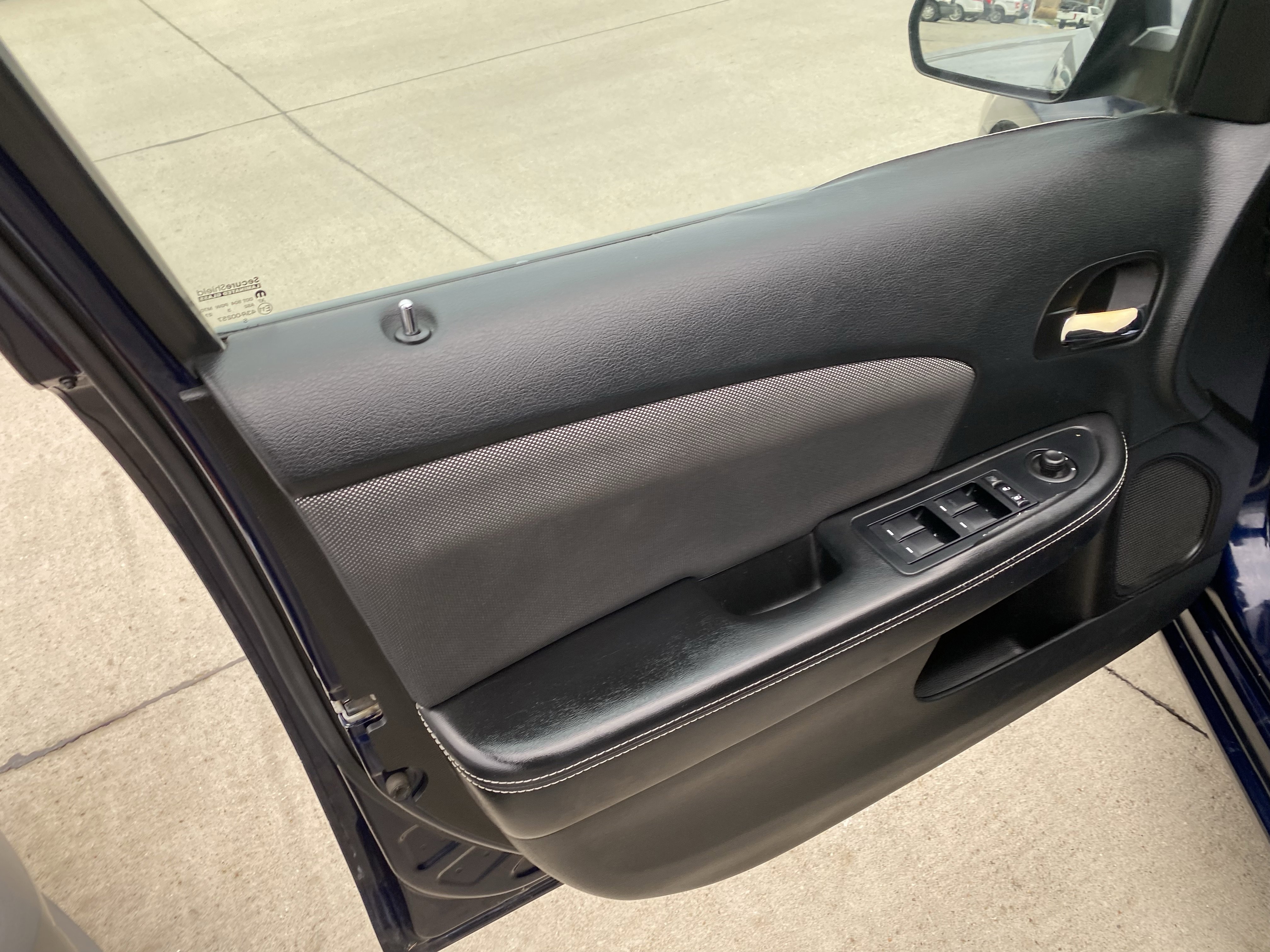 Used 2013 Dodge Avenger SE image 16