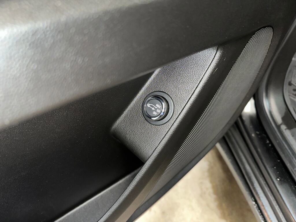 Certified 2023 Chevrolet Traverse LT w/ LPO, Floor Liner Package image 9