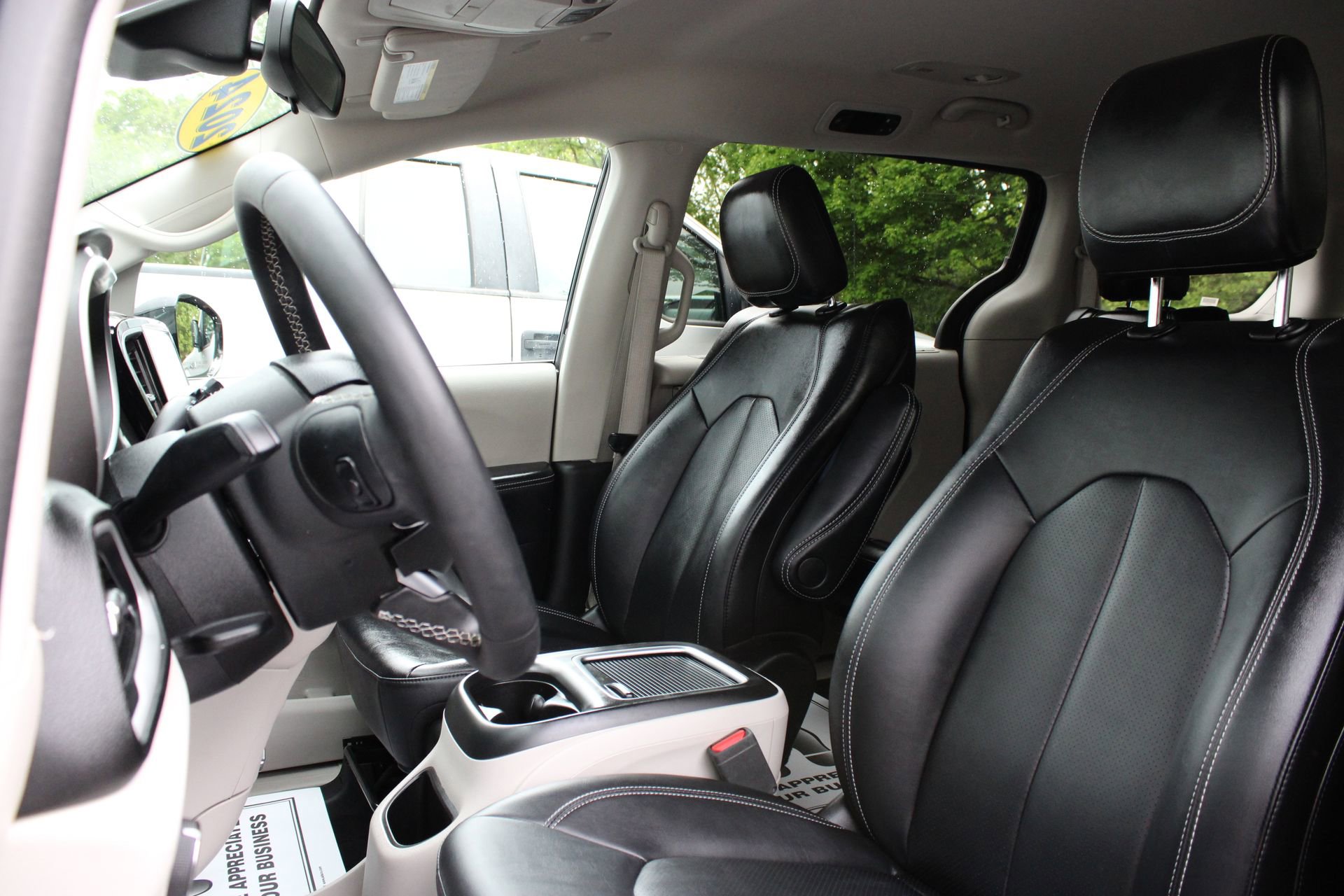 Used 2024 Chrysler Pacifica Touring-L FWD image 14