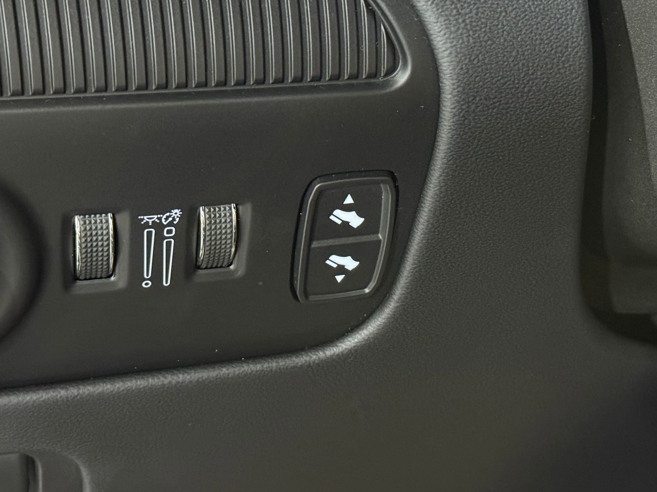 Used 2024 Jeep Grand Wagoneer Series III w/ HD Trailer Tow Package image 16