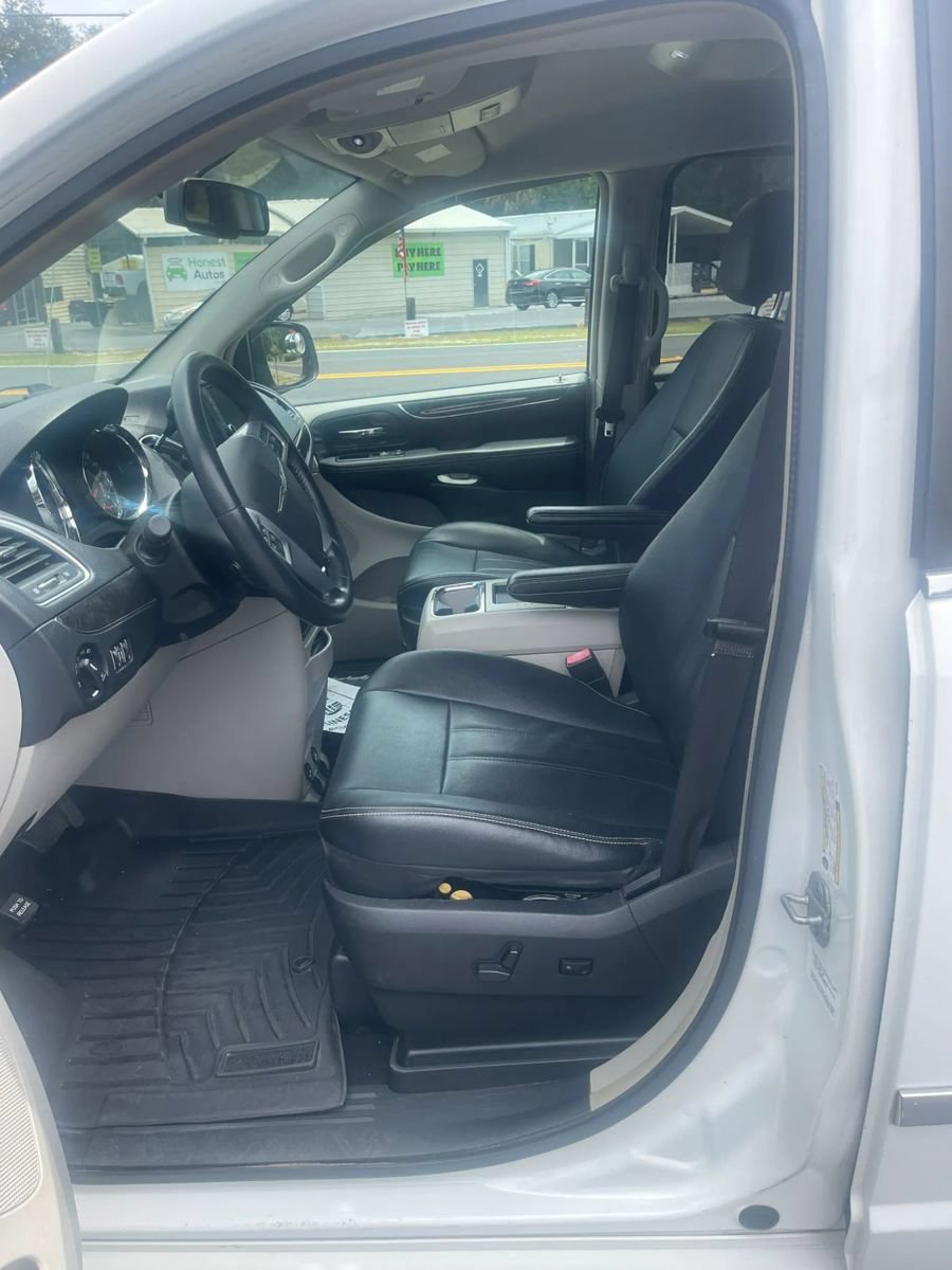 Used 2013 Chrysler Town & Country Touring FWD image 27