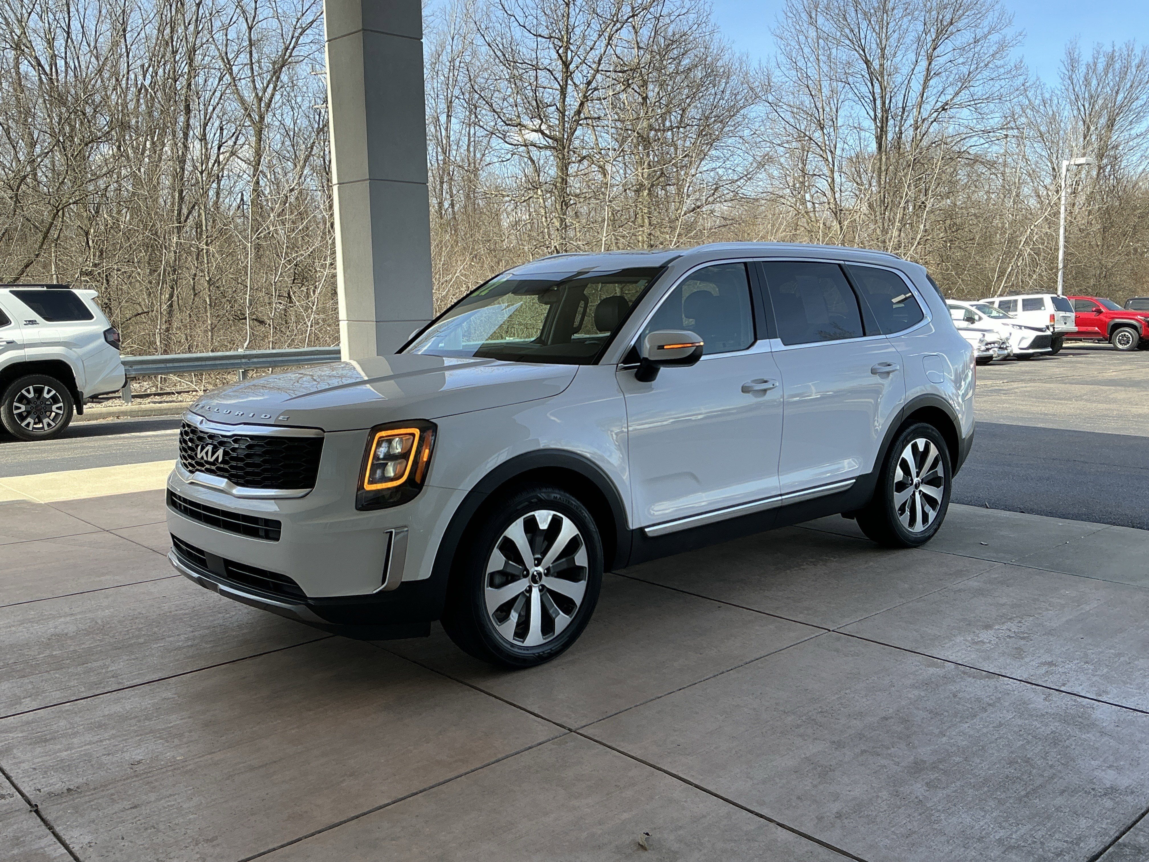 Used 2022 Kia Telluride EX w/ EX Premium Package image 3