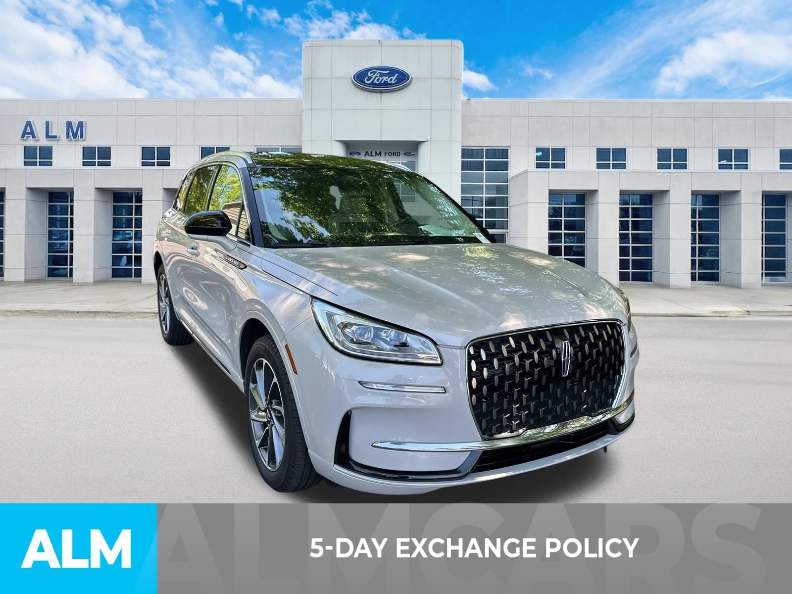 Used 2024 Lincoln Corsair Grand Touring AWD/4WD image 3