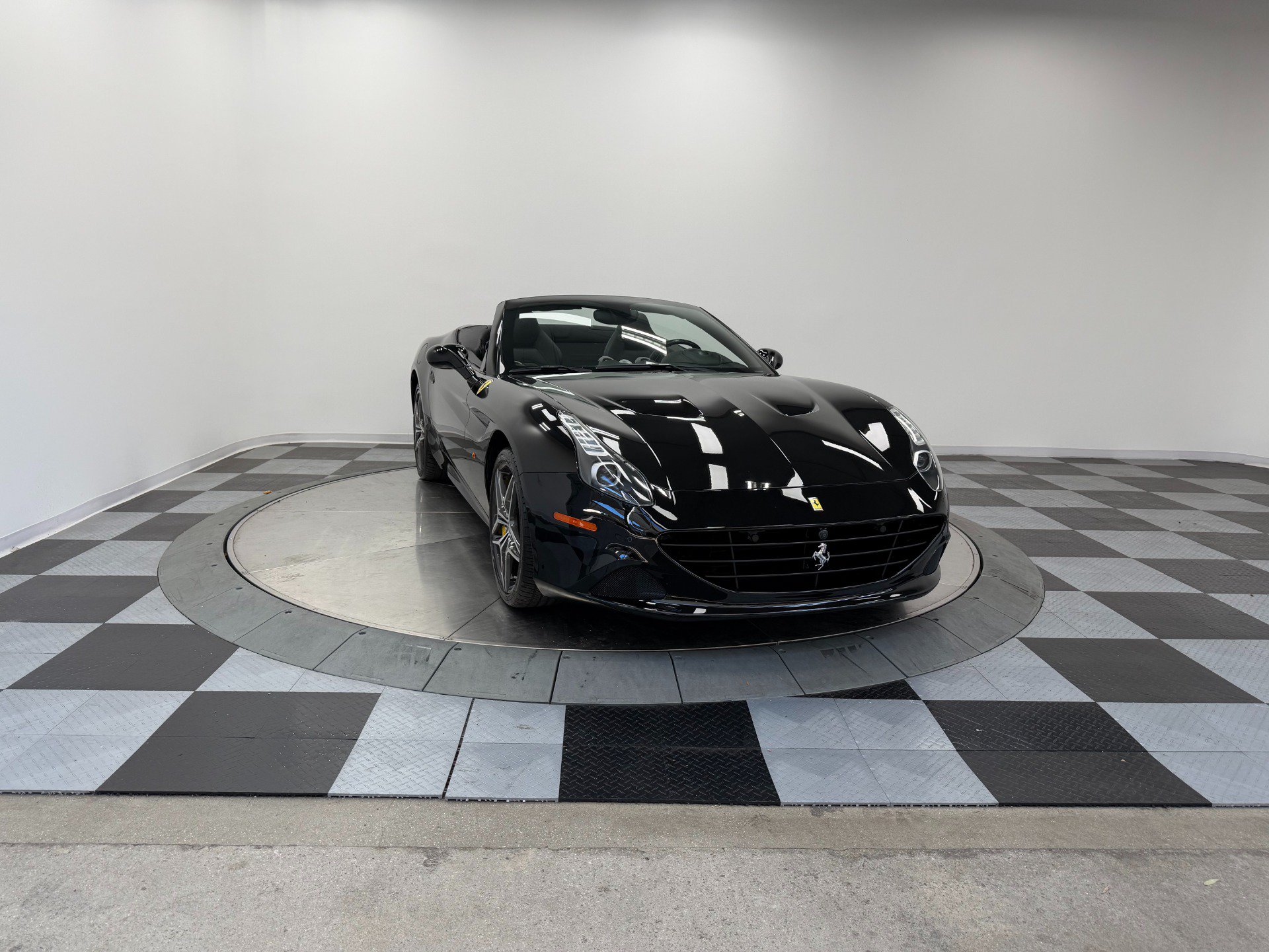 Used 2016 Ferrari California T RWD image 3